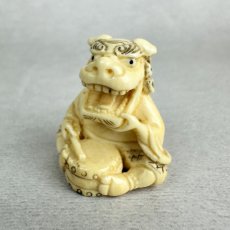 画像1: 象牙　根付　獅子舞 (1)